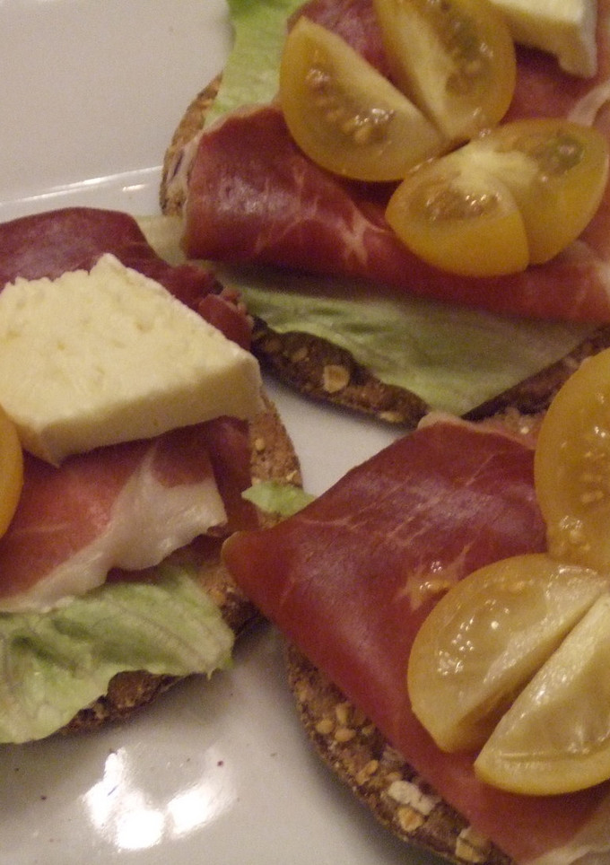 Una foto de Canapés de jamón ibérico y brie