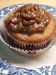 Una foto de Bollitos de almendra, nueces y coco con dulce de leche