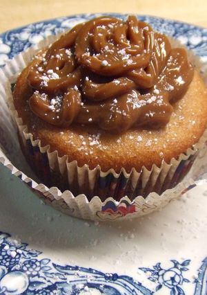 Una foto de Bollitos de almendra, nueces y coco con dulce de leche