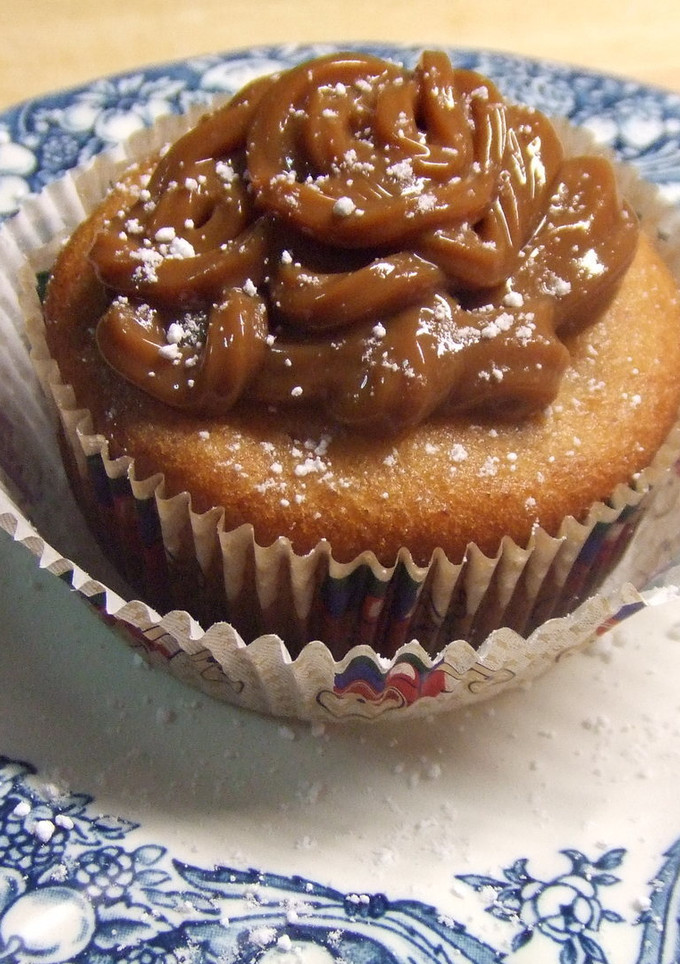 Una foto de Bollitos de almendra, nueces y coco con dulce de leche