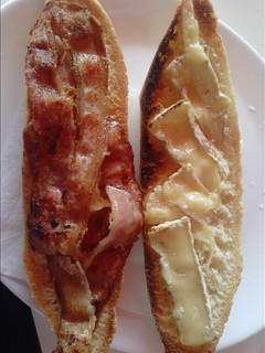 Una foto de Bocata de bacon y queso brie