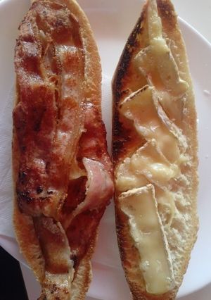 Una foto de Bocata de bacon y queso brie