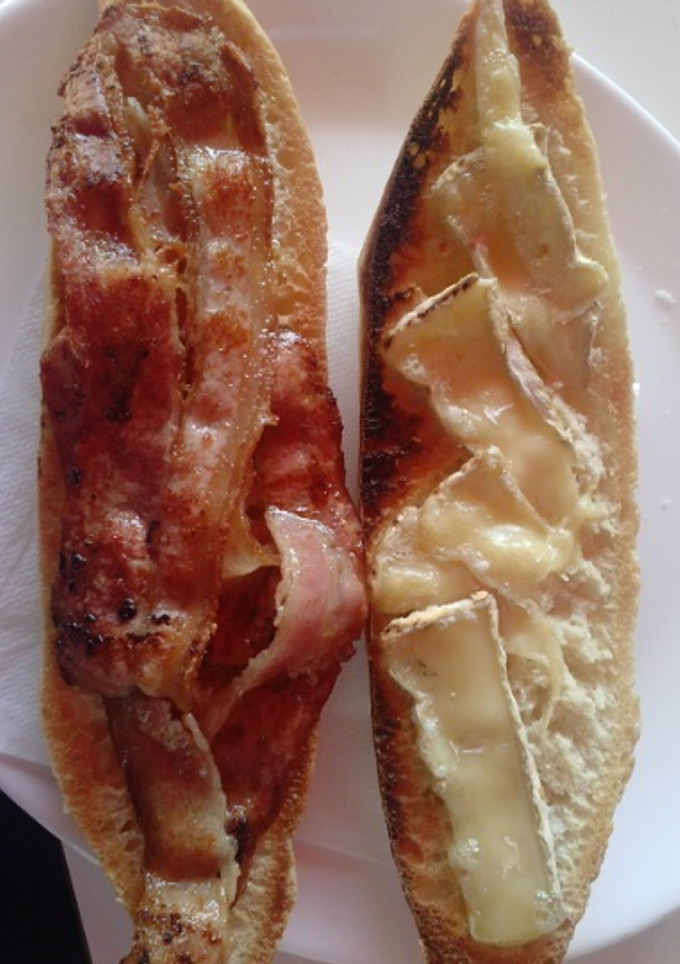 Una foto de Bocata de bacon y queso brie