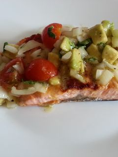 Una foto de Salmón con vinagreta de totates cherry y aguacate