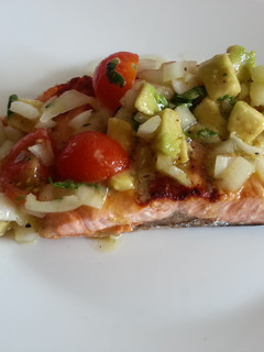 Una foto de Salmón con vinagreta de totates cherry y aguacate