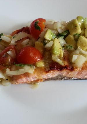Una foto de Salmón con vinagreta de totates cherry y aguacate