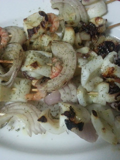 Una foto de Pincho de sepia y gambas