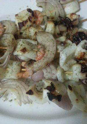 Una foto de Pincho de sepia y gambas