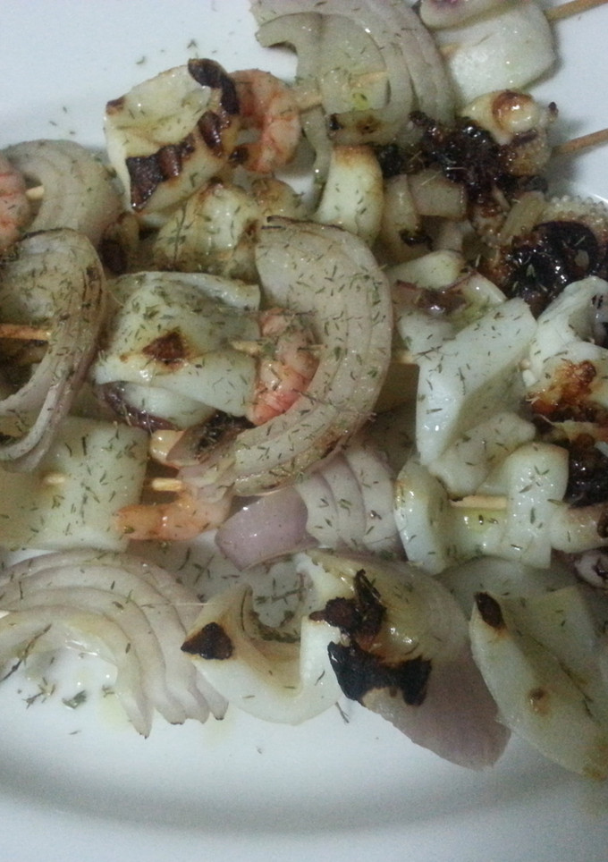 Una foto de Pincho de sepia y gambas