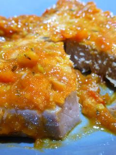 Una foto de Atún rojo con tomate y pimientos