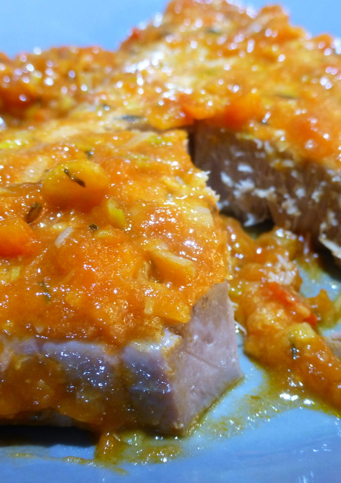 Una foto de Atún rojo con tomate y pimientos