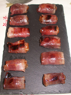 Una foto de Dátiles rellenos de Mascarpone envueltos en bacon