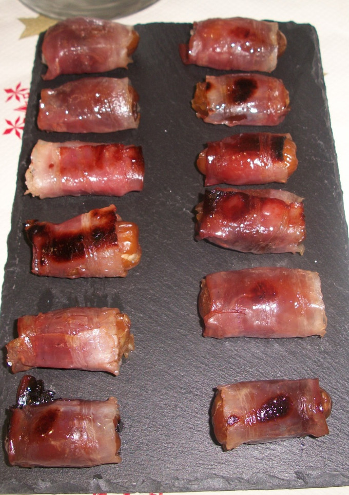 Una foto de Dátiles rellenos de Mascarpone envueltos en bacon