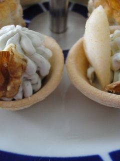 Una foto de Tartaleta de queso, nuez y pera