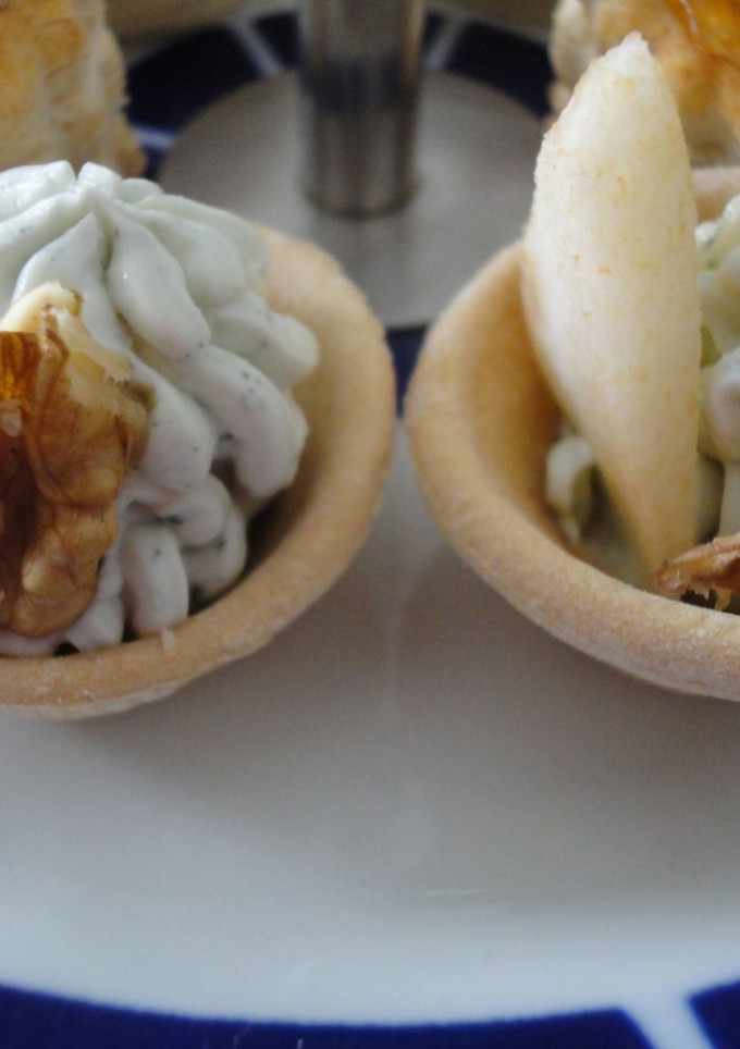 Una foto de Tartaleta de queso, nuez y pera