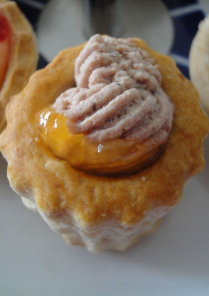 Una foto de Canapé de paté y mermelada