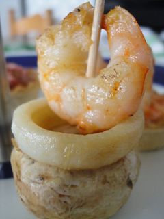 Una foto de Pintxo de champiñón con gamba y calamar