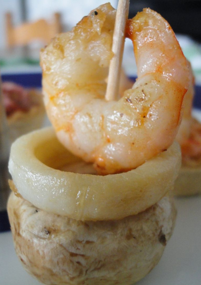 Una foto de Pintxo de champiñón con gamba y calamar