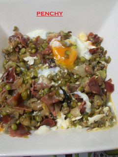 Una foto de Guisantes, habas y jamón con huevos rotos