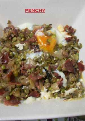 Una foto de Guisantes, habas y jamón con huevos rotos