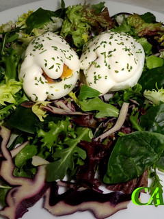 Una foto de Huevos rellenos de salmón en aceite y aceituna