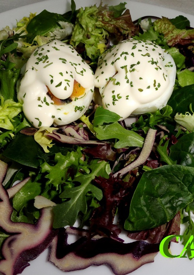 Una foto de Huevos rellenos de salmón en aceite y aceituna