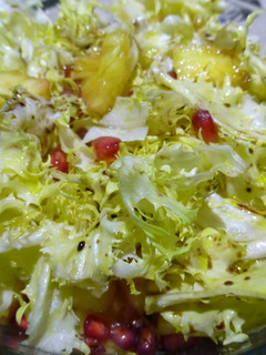 Una foto de Ensalada de escarola, piña y granada