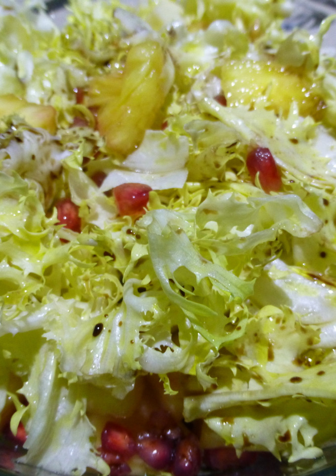 Una foto de Ensalada de escarola, piña y granada