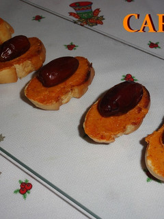 Una foto de Tostas de romesco con dátiles