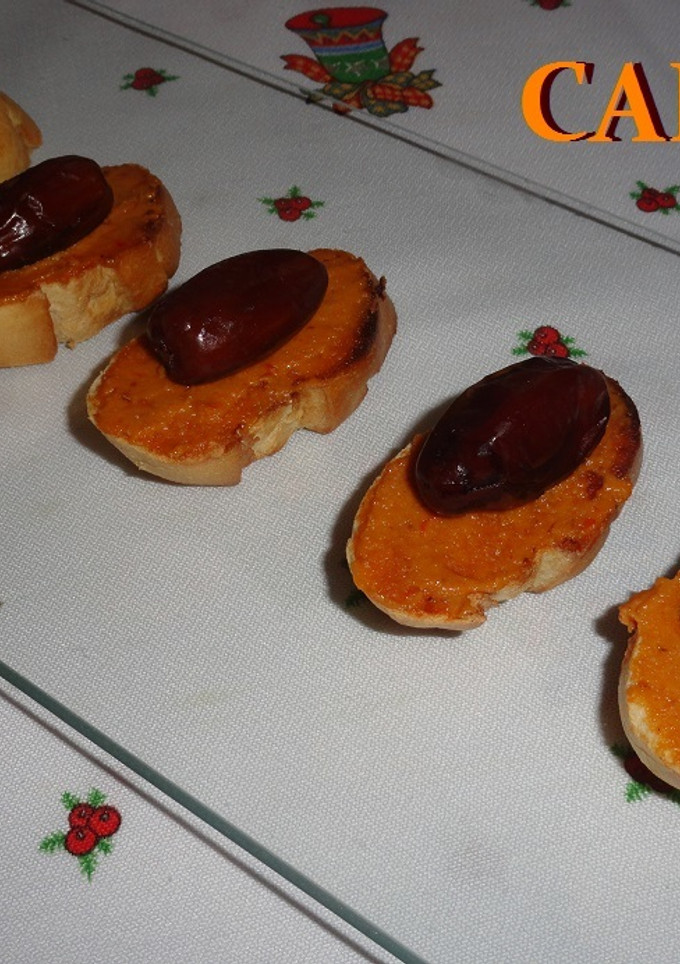 Una foto de Tostas de romesco con dátiles
