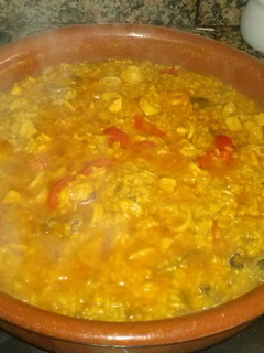 Una foto de Paella con pollo, gambas, calamares y almejas