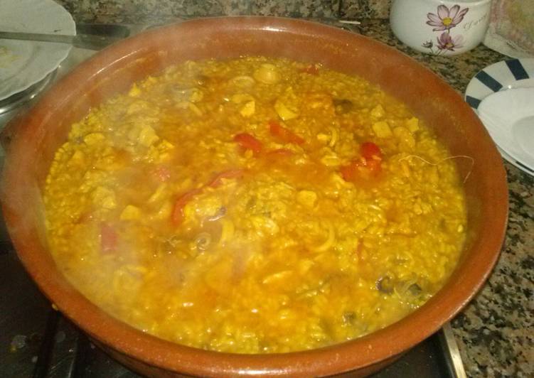 Paella con pollo, gambas, calamares y almejas