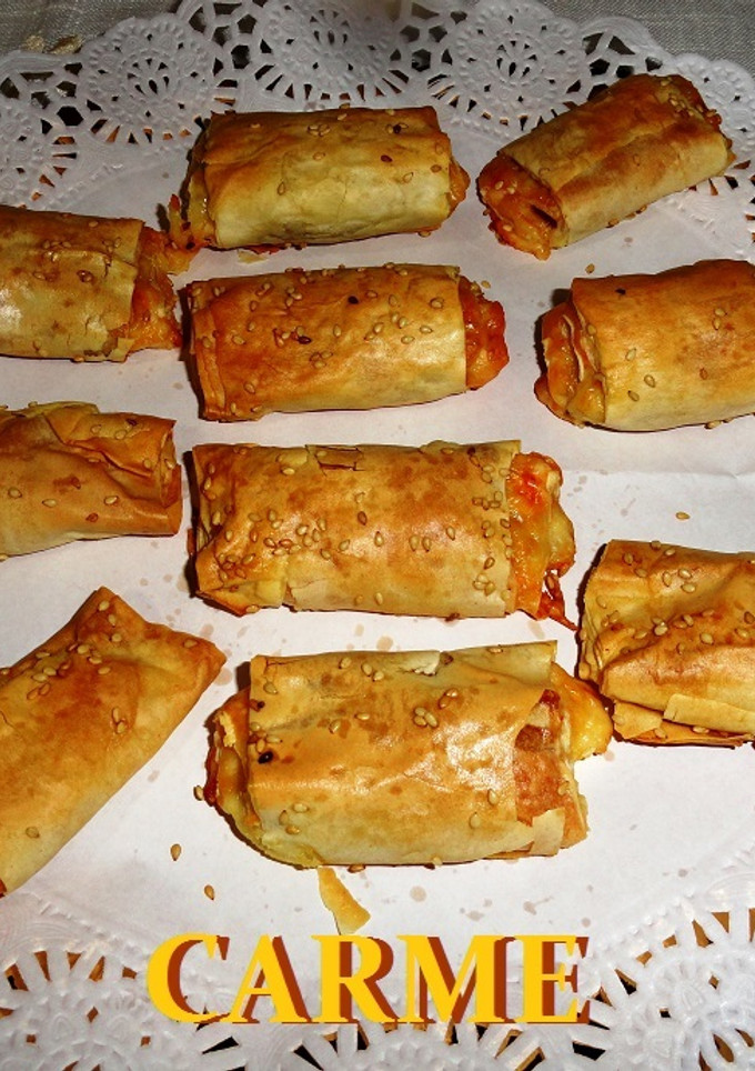 Una foto de Bocaditos de masa filo con jamón serrano y queso