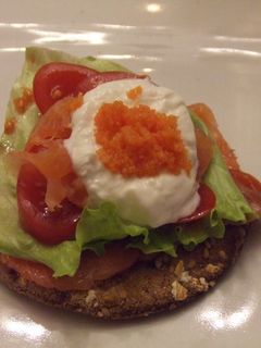 Una foto de Canapés de salmón con sus huevas y crema agria