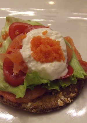 Una foto de Canapés de salmón con sus huevas y crema agria