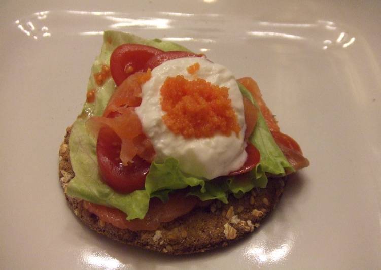 Canapés de salmón con sus huevas y crema agria