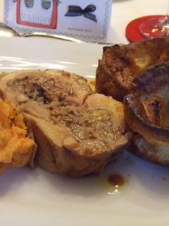 Una foto de Pollo de corral relleno, con puré de boniatos y pudings de Yorkshire