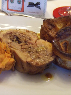 Una foto de Pollo de corral relleno, con puré de boniatos y pudings de Yorkshire