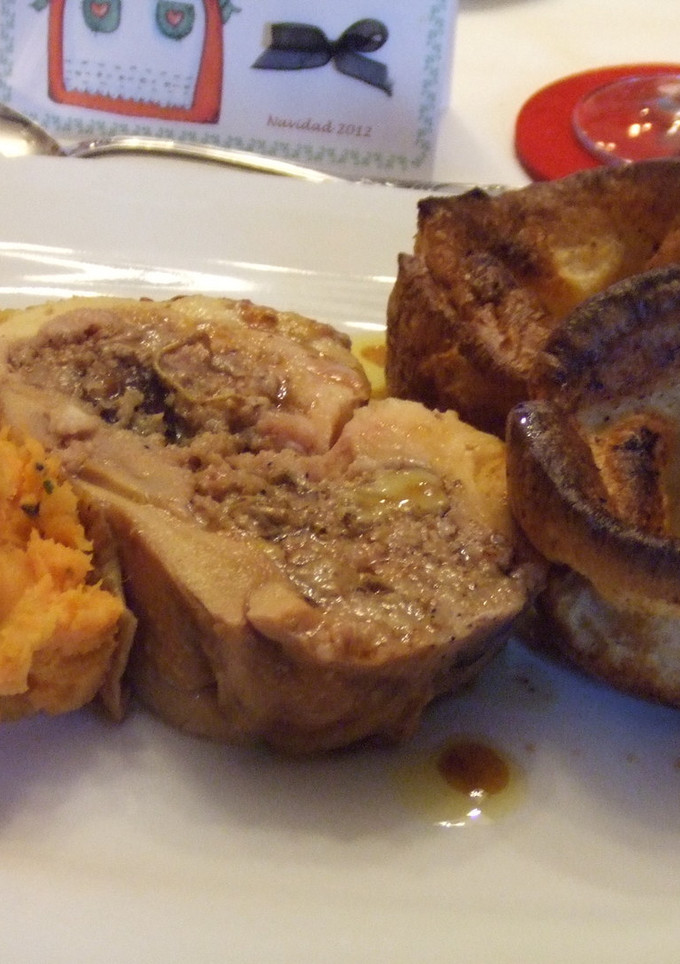 Una foto de Pollo de corral relleno, con puré de boniatos y pudings de Yorkshire