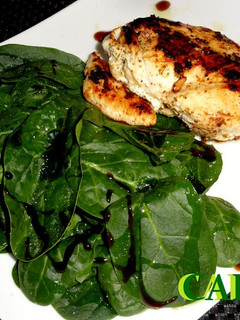 Una foto de Pollo relleno de queso de cabra al pesto