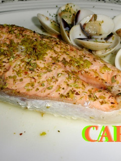 Una foto de Salmón y almejas con lima y eneldo