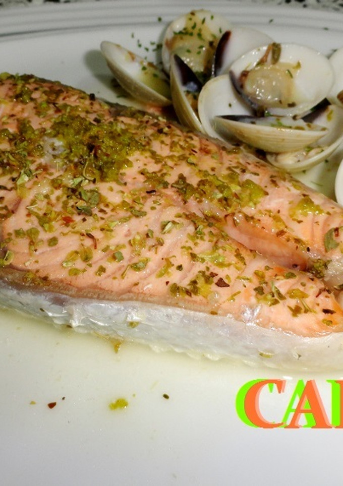 Una foto de Salmón y almejas con lima y eneldo