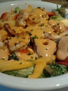 Una foto de Ensalada de mango, fresas y langostinos