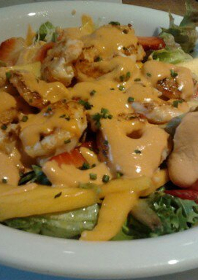 Una foto de Ensalada de mango, fresas y langostinos