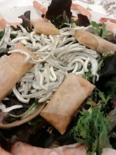 Una foto de Ensalada de gulas, langostinos y cangrejo