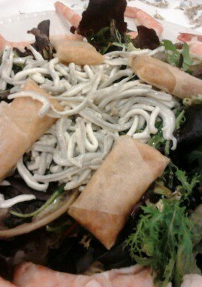 Una foto de Ensalada de gulas, langostinos y cangrejo