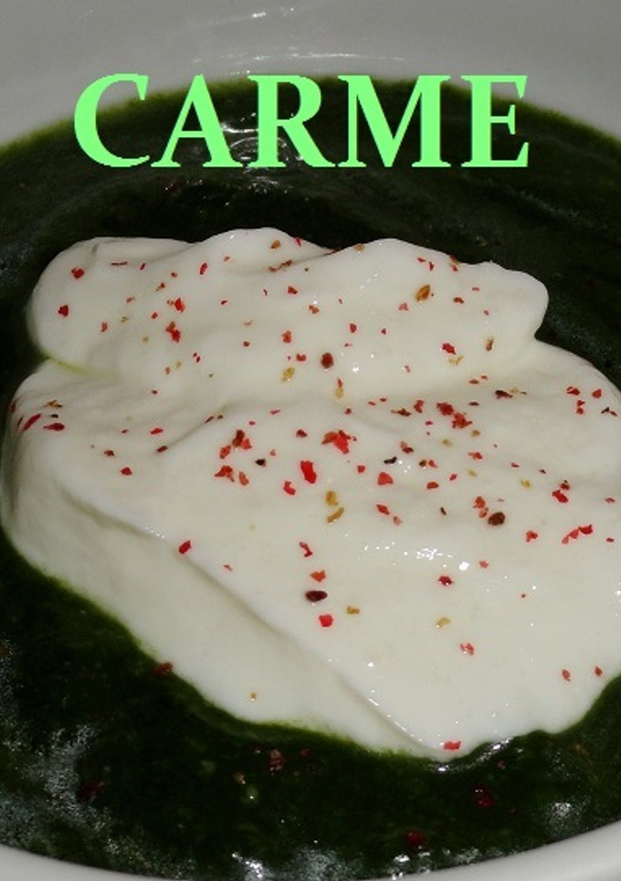 Una foto de Crema de espinacas y setas cultivadas