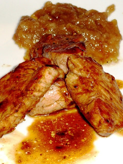 Una foto de Solomillo de cerdo con puré de pera