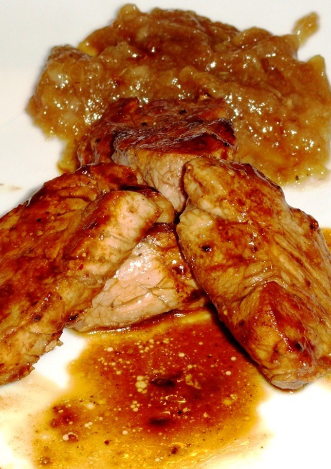 Una foto de Solomillo de cerdo con puré de pera