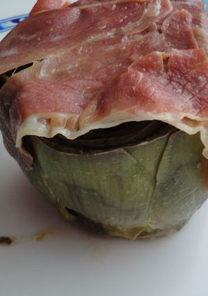 Una foto de Alcachofas estofadas con champiñones y bacón